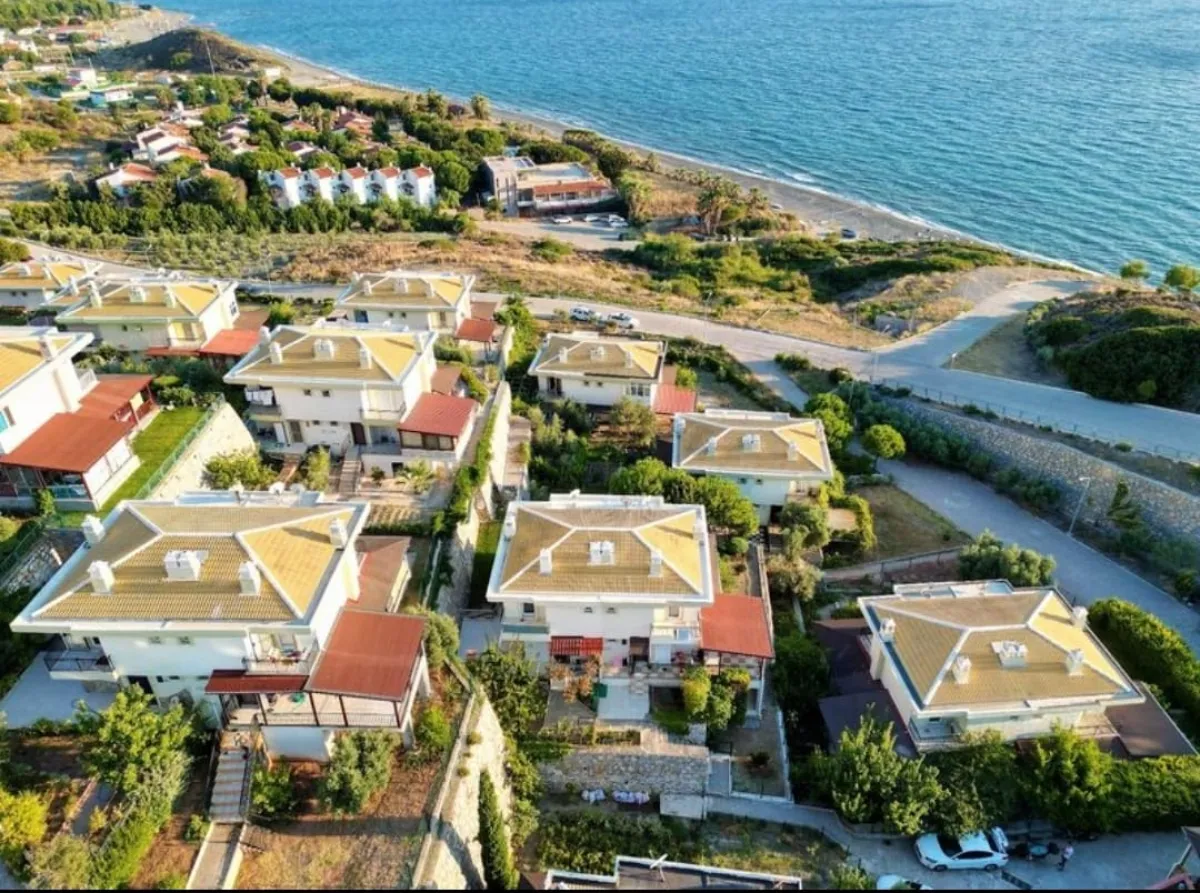 Doğanbey De Deniz Tarafında Mustakil Geniş Bahçeli Satılık 5+2