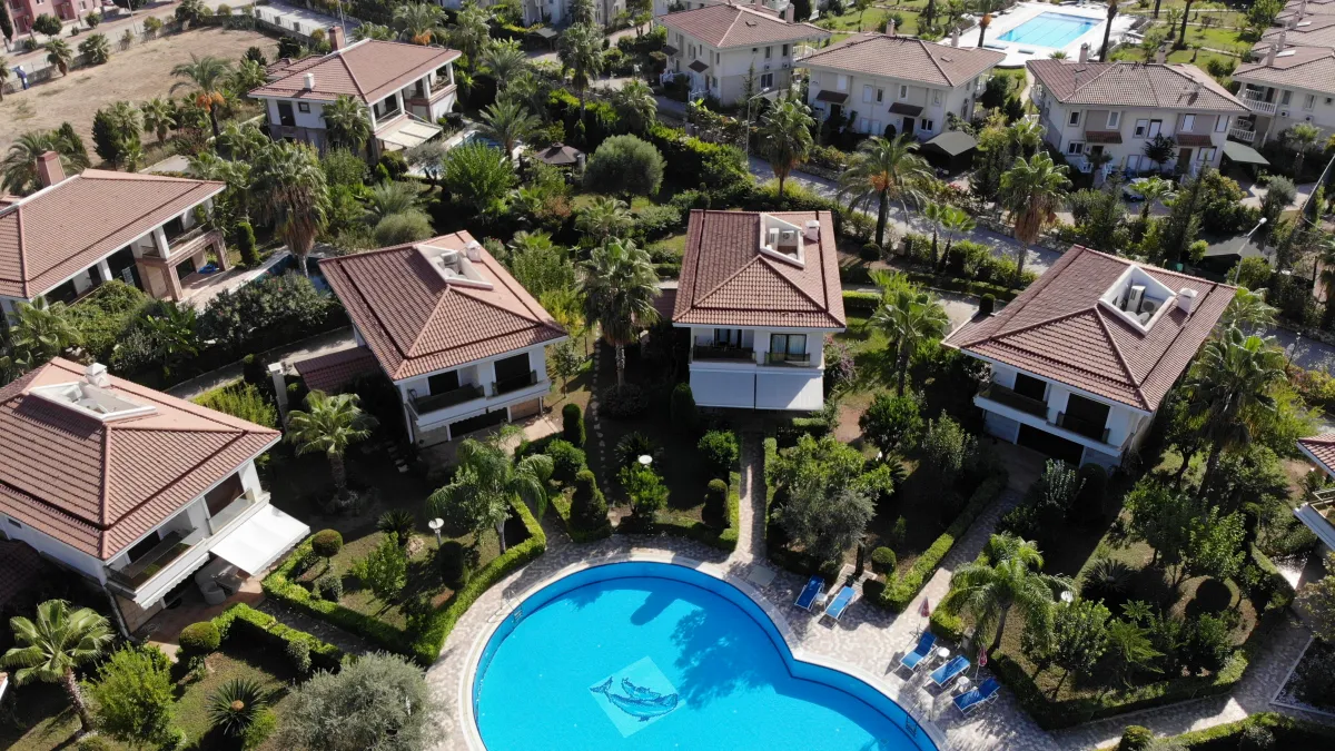 Kemer Çamyuva da Denize Yakın Konforlu Geniş Satılık Villa