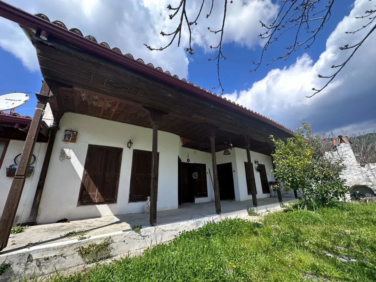 Muğla Ula\'da İçinde Bakımlı Tarihi Ula Evi Olan İmarlı Arsa