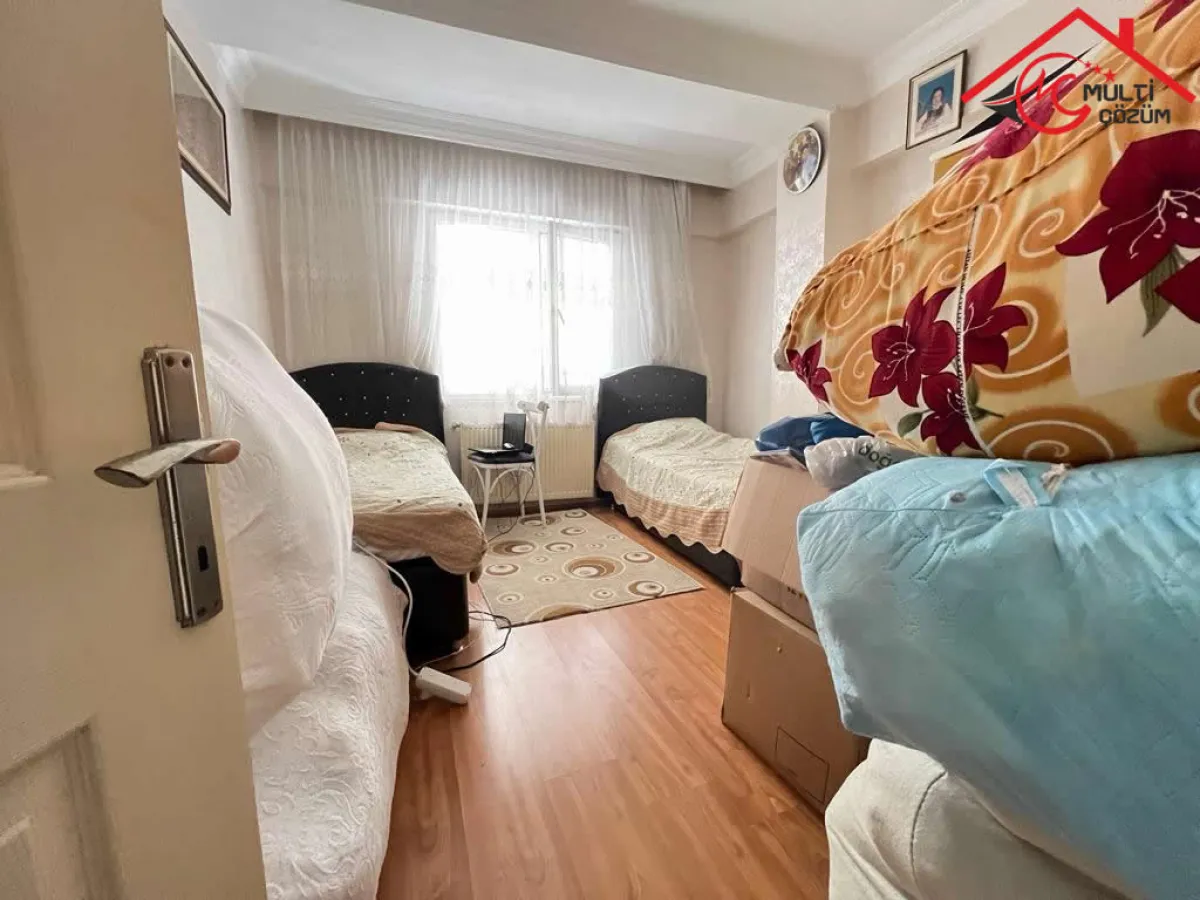 Yenibosna Hürriyet mahallesinde satılık 2+1 daire 13 yaşında - Büyük 13